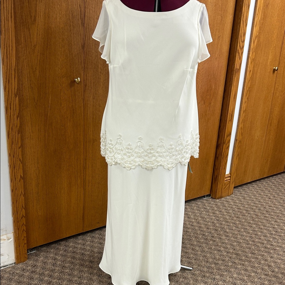 Elegant White Maxi Dress with Lace Detail